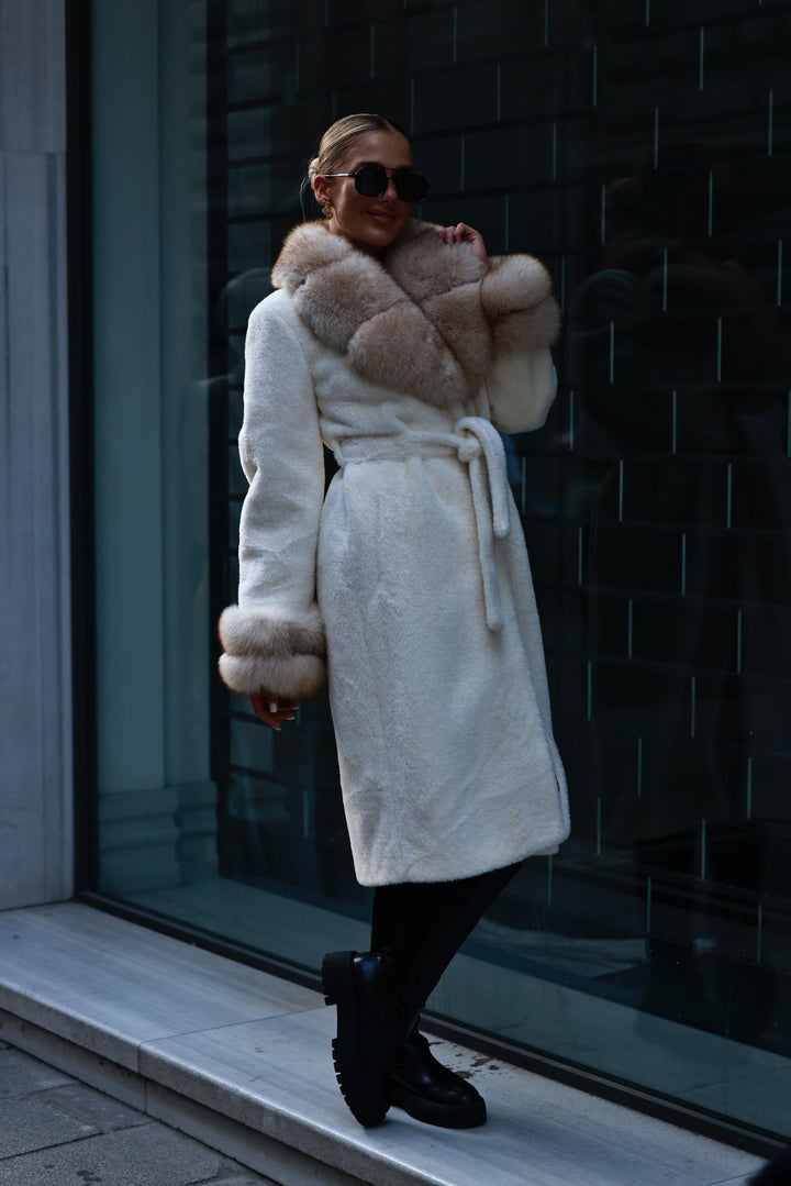 Lucis coat milky